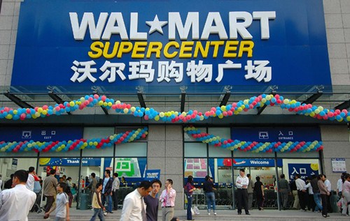 A Wal-Mart super center in Hangzhou, capital of Zhejiang province, in 2012. [Zhu Yinwei/China Daily]