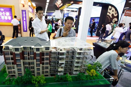 A property fair in Beijing. A large number of potential homebuyers have postponed purchase plans, with the government trying to rein in rapidly rising house prices. DA WEI/FOR CHINA DAILY 