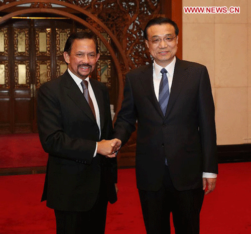 Chinese Premier Li Keqiang (R) meets with Brunei's Sultan Hassanal Bolkiah in Beijing, capital of China, April 5, 2013. (Xinhua/Liu Weibing)
