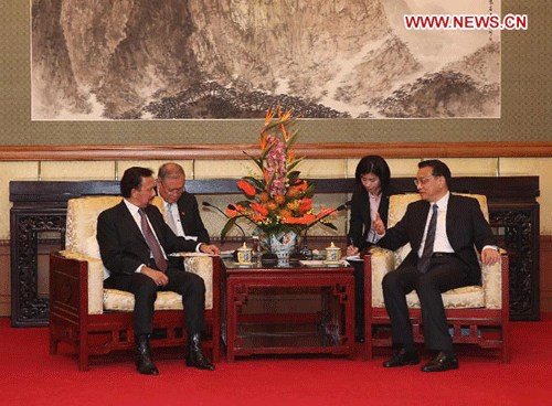 Chinese Premier Li Keqiang (R) meets with Brunei's Sultan Hassanal Bolkiah in Beijing, capital of China, April 5, 2013. (Xinhua/Liu Weibing)