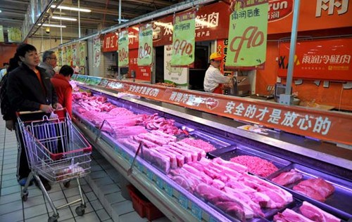 Customers look at pork and other meat at a supermarket in Handan, Hebei province. Pork prices in 36 cities fell for six consecutive weeks up to April 1, and the government is increasing pork reserves to shore up the pig industry. HAO QUNYING/FOR CHINA DAI