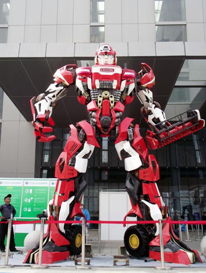 A transformer on display at the Nanjing International Expo Center, East China's Jiangsu province on April 9, 2013. Around 40 percent of the transformer is made from the parts of rice harvesters. [Photo / Xinhua] 