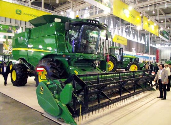 A giant harvester on display at the Nanjing International Expo Center, East China's Jiangsu province on April 9 2013. The 9.5-meter long, 4.2-meter wide and 4-meter high harvester can harvest and thresh 5 tons of rice or corn at a time. [Zhen Huai / Asianewsphoto]