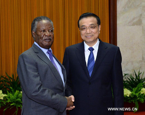 Chinese Premier Li Keqiang(R) shakes hands with Zambian president Michael Chilufya Sata in Beijing, capital of China, April 10, 2013. (Xinhua/Ma Zhancheng)