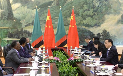 Chinese Premier Li Keqiang (1st R) meets with Zambian president Michael Chilufya Sata (1st L) in Beijing, capital of China, April 10, 2013. (Xinhua/Ma Zhancheng)