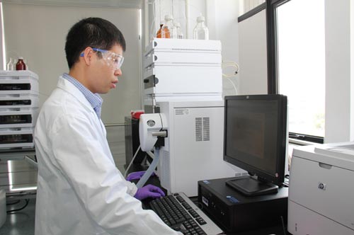 An employee at Eli Lilly and Co's China Research and Development Center. The US-based international drugmaker puts 20 percent of its sales revenue into R&D every year and set up an R&D center in Shanghai last May. [Provided to China Daily]