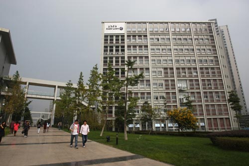 A corner of Tianfu Software Park in Chengdu. The park has helped create a favorable ecological environment for local high-tech companies, which recorded offshore outsourcing contracts worth 44.5 billion yuan ($7.15 billion) in 2012. [Provided to China Daily]