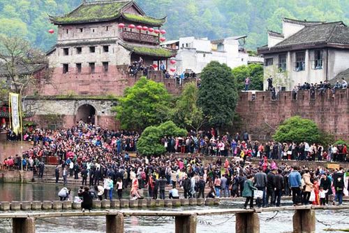Shop owners block tourist boats in protest at a new government policy to charge an admission fee to the scenic town of Fenghuang in Hunan province. They fear the charge will deter tourists. YI MO / CHINA NEWS SERVICE 