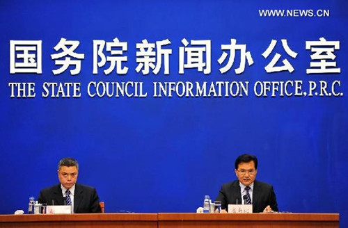 Sheng Laiyun (R), spokesman of the National Bureau of Statistics, introduces China's economic development of the first quarter during a press conference in Beijing, capital of China, April 15, 2013. (Xinhua/Chen Yehua) 