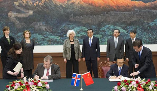 Chinese Premier Li Keqiang (3rd R back) and Iceland Prime Minister Johanna Sigurdardottir (3rd L back) attend a signing ceremony of documents in Beijing, capital of China, April 15, 2013. [Photo/Xinhua]