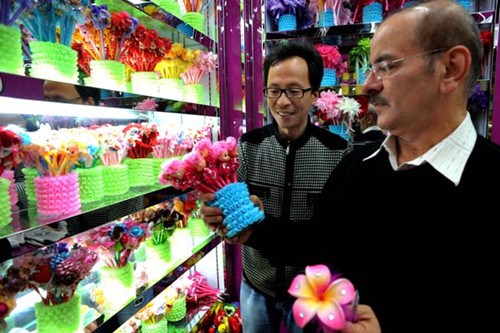 A purchasing agent from the United Arab Emirates looks at pens at Yiwu International Trade City in Zhejiang province. China is the UAE's second-largest trading partner, with trade between the two countries valued at $40 billion in 2012, according to UAE e