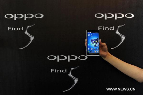 A model shows the Find 5 smartphone during OPPO Smartphone launch in Jakarta, Indonesia, April 17, 2013. OPPO officially introduced the establishment of their company in Indonesia and launch of their smartphone lineup Wednesday. (Xinhua/Veri Sanovri)