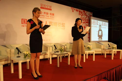 Jiang Qiqi (right) makes a speech on the International Auctioneers Forum on April 15, 2013, Beijing. [Provided to China Daily]