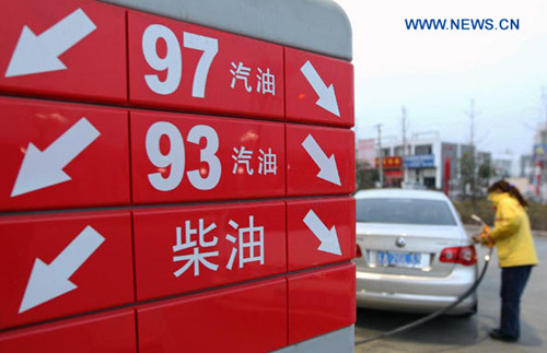 An attendant refuels a car at a gas station in Xuyi County, east China's Jiangsu Province, April 24, 2013.(Xinhua/Zhou Haijun)