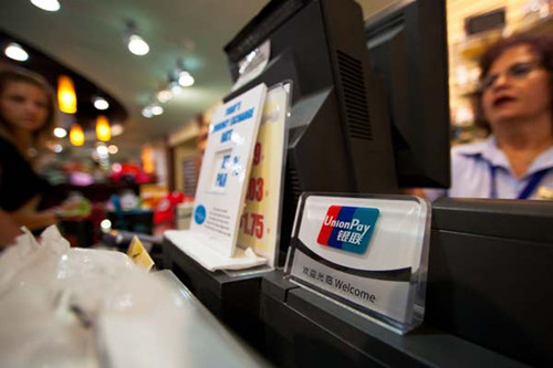 A shop in the Niagara Falls area in Canada accepts UnionPay cards for payment. China is pushing for renminbi internalization and encourages wider use of the yuan in international trade and currency reserves. ZOU ZHENG/XINHUA 