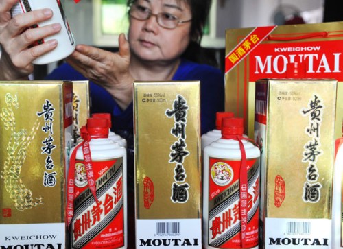 Aliquor store that sells Moutai in Qionghai, Hainan province, in February. The price of the luxury liquor brand has slumped since the country's new leadership launched a campaign targeting government spending on official receptions, vehicle purchasing and overseas trips by civil servants early this year. [Photo by Meng Zhongde / For China Daily]