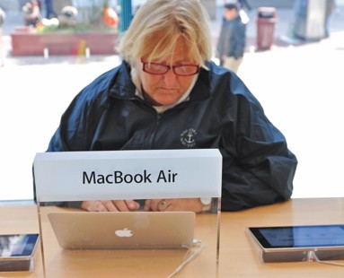 A woman using an Apple PC. California-based Apple directors, who put Chief Executive Officer Tim Cook at the top of the heap last year, are using compensation to retain the team that transformed the iPhone maker into the most valuable technology company. [Photo/Provided to China Daily]