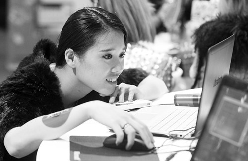 A visitor to the 10th China International Digital Content Expo surfing online gaming apps at games.qq.com. The country's top portals, including Tencent Holdings Ltd, Qihoo 360 Technology Co and Baidu Inc, are now active participants in the rising competition for the online gaming market. [Photo/Provided to China Daily]