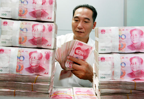 A worker counts and stacks banknotes at an Industrial and Commercial Bank of China branch in Huaibei, Anhui province. The yuan is allowed to trade within 1 percent in each direction around the daily reference rate set by the central bank. XIE ZHENGYI/FOR CHINA DAILY