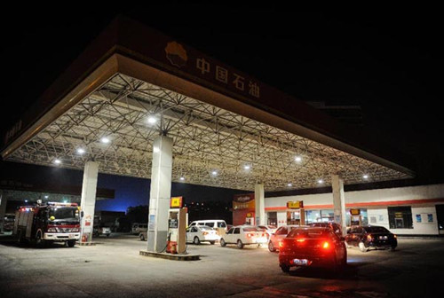 Photo taken on May 8 shows vehicles waiting to be filled up at a gas station in Changchun, capital of northeast China's Jilin Province. (Xinhua/Xu Chang)