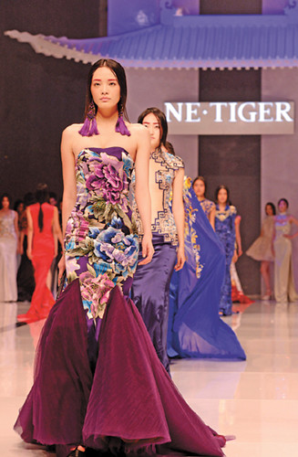 Models present its high-end made-to-measure dresses at NE Tiger's fashion show. The Chinese luxury fashion brand's annual output of made-to-measure luxury dresses hovers around the 2,000 mark. [Photo/Provided to China Daily]