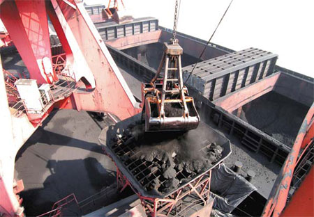 A busy coal dock at Ningbo Port in Zhejiang province. [Photo/China Daily]