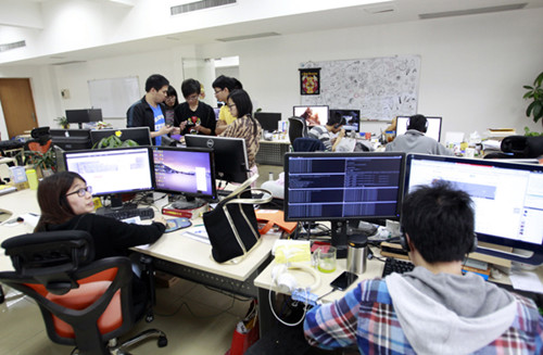 Employees at Youmi Mobile Internet Information and Technology Service Co's research and development center in Guangzhou. The company expects its revenue to grow to between 80 million yuan and 100 million yuan this year. [Photo/Provided to China Daily]