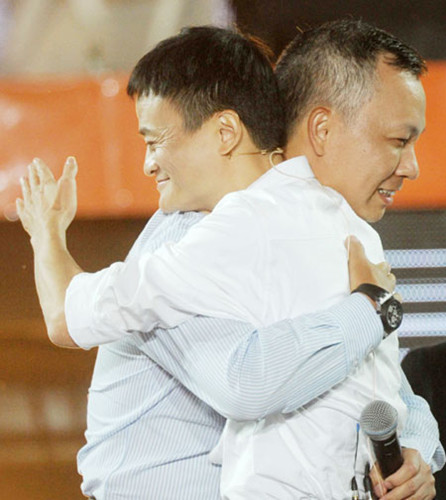Former Alibaba CEO Ma Yun (looking left) hugs his successor Lu Zhaoxi, also known as Jonathan Lu, in Hangzhou on Friday. [Photo by Dong Xuming/For China Daily]