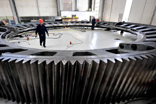 Workers assemble a milling machine at a CITIC Heavy Industries Co Ltd plant in Luoyang, Henan province. The country's industrial output increased 9.4 percent year-on-year in the first four months of the year. HUANG ZHENGWEI/FOR CHINA DAILY