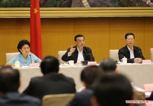 Chinese Premier Li Keqiang (C) speaks on a nationwide tele-conference about the functional transformation of the institutions of the State Council, in Beijing, capital of China, May 13, 2013. (Xinhua/Liu Weibing)  