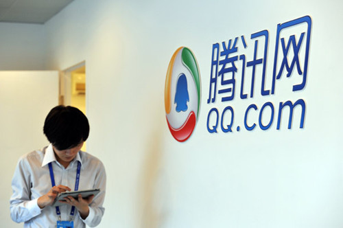 An employee stands in front of the logo of QQ.com during the Boao Forum for Asia in Hainan province on April 16. Tencent Holdings Ltd posted first-quarter profit that beat analyst estimates on higher advertising sales and market share gains at its e-commerce business. [Photo/China Daily]