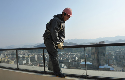 A construction worker atop a 26-story building in Lin'an, Zhejiang province. [Photo/China Daily]