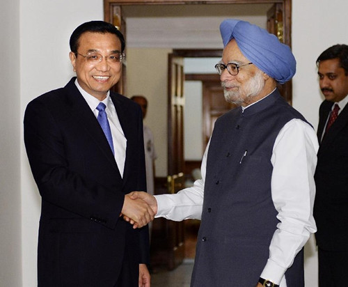Visiting Chinese Premier Li Keqiang (L) shakes hands with Indian Prime Minister Manmohan Singh prior to their meeting in New Delhi, capital of India, May 19, 2013. (Xinhua/Li Tao)