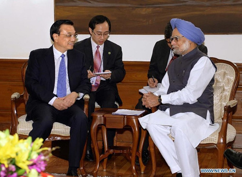 Visiting Chinese Premier Li Keqiang (L) meets with Indian Prime Minister Manmohan Singh in New Delhi, capital of India, May 19, 2013. (Xinhua/Li Tao)