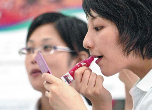 When the economy declines, some people will start to buy inexpensive lipsticks or makeup that are not high-end items to make themselves feel good. It's a phenomenon known as the lipstick effect. According to the market research firm Euromonitor International, the entire retail value of the beauty and personal care sector in China grew from 184.1 billion yuan ($30 billion) in 2011 to 202.1 billion yuan in 2012. Provided to China Daily