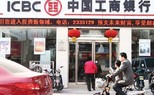 An outlet of Industrial & Commercial Bank of China in Xuchang, Henan province. The bank's share price rose 0.24 percent to 4.2 yuan(68 US cents) on Tuesday. [Photo/Provided to China Daily]