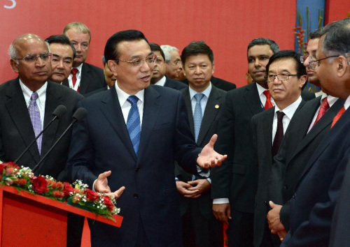 Chinese Premier Li Keqiang talks with Tata's executives when touring India's industrial giant Tata Group in Mumbai, India, May 21, 2013. (Xinhua/Ma Zhancheng)