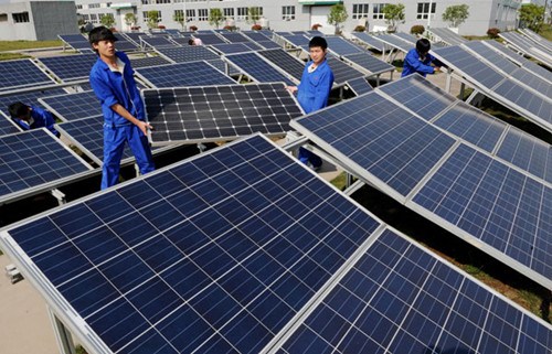 Workers assemble and test solar panels at a company in Shangrao, Jiangxi province. The first round of talks with the European Commission on its pending punitive tariffs on Chinese solar panel exports failed, the Chinese side said on Wednesday. ZHUO ZHONGWEI/FOR CHINA DAILY