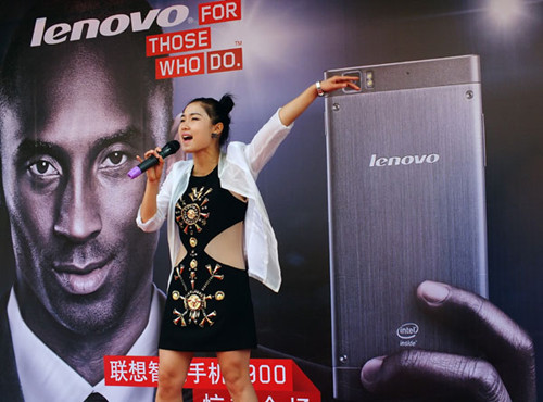 A performer promotes Lenovo smartphones at a store in Yichang, Hubei province. The annual net income of Lenovo Group Ltd increased 34 percent to $635 million in the fiscal year ending March 31, the highest in the company's history. LIU JUNFENG/FOR CHINA DAILY