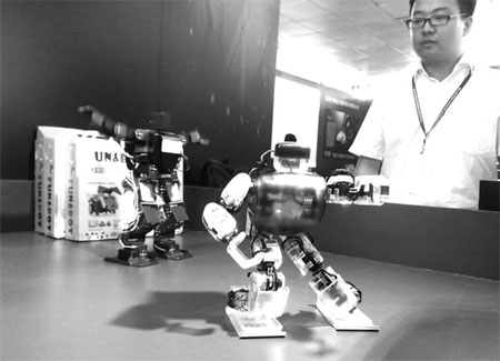Robots developed by a Zhongguancun company dance the 'Gangnam Style' at the China Beijing International High-Tech Expo. [Photo/China Daily]