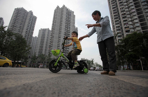 Residents enjoy their leisure time in Minxinjiayuan community, a public rental project in Liangjiang New Area, Chongqing. By 2020, the city aims to have nearly four million more permanent residents in the 1,200-sq-km area. [Photo/China Daily]
