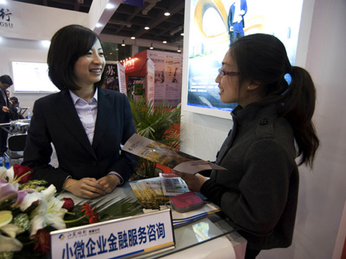 A micro business owner consulting on ways to apply for a small bank loan during a financial and banking service promotion in Nantong, Jiangsu province. Driven by greater competition, some Chinese banks are even targeting small and micro credit as their strategic business. [Photo/Provided to China Daily]