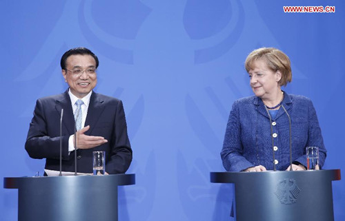 Chinese Premier Li Keqiang (L) speaks while German Chancellor Angela Merkel looks on during a press conference after their talks in Berlin, capital of Germany, May 26, 2013. (Xinhua/Ju Peng)