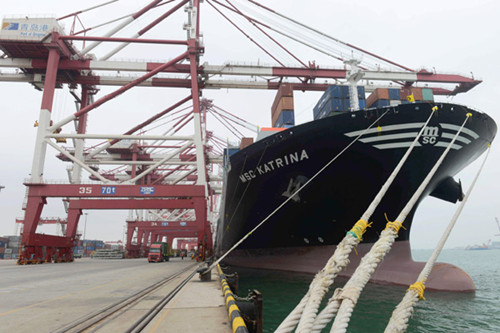 The Panamanian-registered container vessel MSC Katrina is unloaded at a terminal of Qingdao Port in Shandong province. China has displayed optimistic signs in terms of global trade demand to support the shipping industry. [Photo/China Daily]