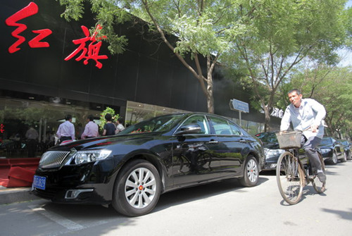 The Hongqi H7 sedan, priced at between 299,800 yuan ($49,000) and 479,800 yuan with two choices of engine displacements, a turbocharged 2.0L and 3.0L, will initially target officials at the ministerial level or above, said the company. Wang Jing/China Daily