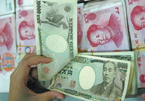 An employee from the Industrial and Commercial Bank of China is counting the renminbi and Japanese yen in Huaibei, Anhui province, on May 17. The yuan has gained some 20 percent against the yen since the beginning of the year. (Source: ChinaDaily.com.cn / Woo He)