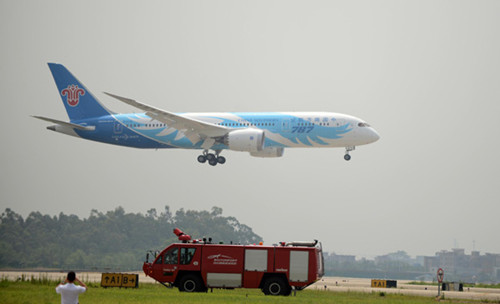 A Boeing 787 Dreamliner flight lands at Baiyun International Airport in the south China city of Guangzhou on Sunday morning. China Southern Airlines marks the country's first airline to operate the flight.  [Photo/Xinhua]