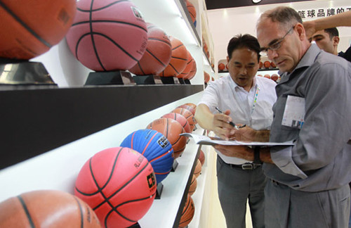 A trader places orders for basketballs at a sports equipment expo in Beijing. China’s trade with the United States may reach $450 billion in 2013, while its trade value with the European Union is expected to hover around $420 billion. CUI MENG/CHINA DAILY