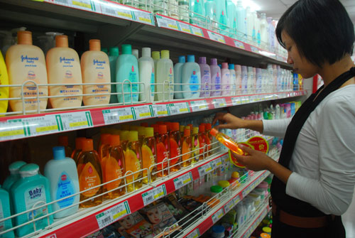 A woman chooses Johnson & Johnson baby shampoo at a supermarket in Taizhou, Zhejiang province. The Chinese market contributed nearly $2.5 billion to the company's total sales last year. [Jia Ce/For China Daily]