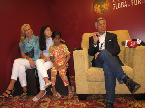 Jon Huntsman meets the press in Chengdu, Sichuan province, on Friday with the accompaniment of his wife and two adopted daughters. [Photo by Huang Zhiling/chinadaily.com.cn]